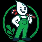 La mascotte de Dude Drainage, une goutte d'eau souriante en salopette verte avec une clé à molette